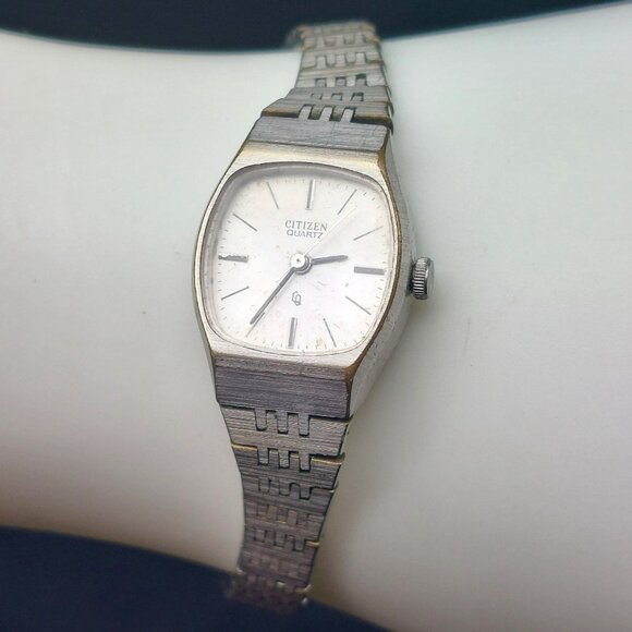 Vintage Citizen Quartz Stainless Steel Ladies Wristwatch With New Battery - Picture 2 of 8